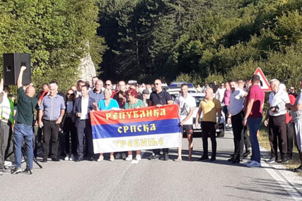 Građani Trebinja drže protestni transparent