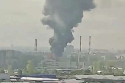 Sa vatrenom stihijom se bori 60 vatrogasaca: Veliki požar u Sankt Peterburgu, čule se eksplozije (VIDEO)