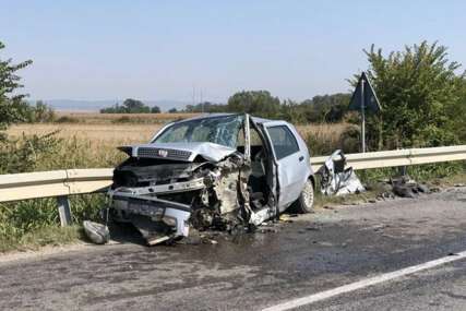 Hitna na mjestu nesreće: Auto potpuno uništen u nesreći, više ljudi povrijeđeno, sumnja se da ima i mrtvih