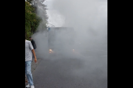 Srećom na vrijeme uočili dim: Autobus u Sarajevu planuo, putnici bježali (VIDEO)