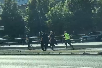 Filmska potjera na ulicama Sarajeva: Policajci jedva savladali čovjeka koji je hodao sa nožem u rukama