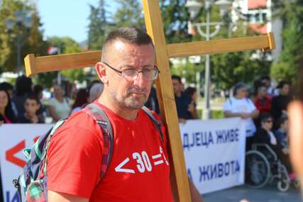 Dragoslav Šinik stigao pješke u Banjaluku iz Gradiške sa krstom na leđima