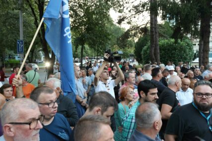 "Ovo je početak narodnog bunta" Uprkos zabrani, opozicija i građani se okupili ispred NSRS, traže posebnu sjednicu (VIDEO, FOTO)