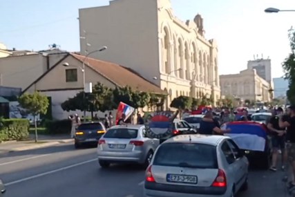 SIJA SREBRO KAO ZLATO Navijači u Banjaluci uz baklje i topovske udare proslavili veliki uspjeh košarkaša Srbije (VIDEO)