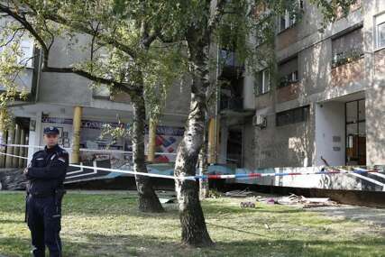 Raznijet krov, izbijena sva vrata: Jutro nakon stravične eksplozije u Smederevu, policija i dalje ispred zgrade gdje se raznio muškarac