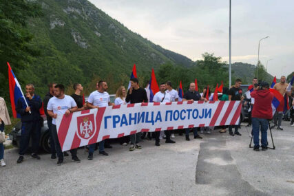 Novi protesti podrške Dodiku i Lukiću u Lapišnici "Niko se prema Srpskoj ne može odnositi maćehinski" (FOTO)