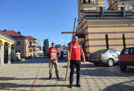 Hodočašće za zdravlje djece sa poteškoćama u razvoju: Dragoslav Šinik krenuo iz Gradiške do Banjaluke noseći krst visok 2 metra (FOTO)