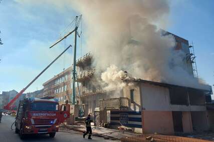 Vatrogasci se bore sa plamenom: Izbio požar uz zgradu Muzičke akademije u Istočnom Sarajevu (FOTO)