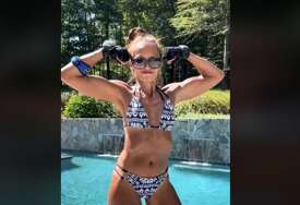 “Godine su samo broj” Stefani (65) ima četvoro djece i mišiće o kakvim svi sanjaju (VIDEO)