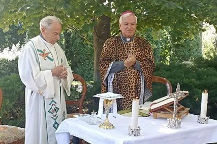"Sada biskup trči brže" Sveštenik služio misu u mantiji sa leopard printom, pa izazvao burne reakcije (FOTO)