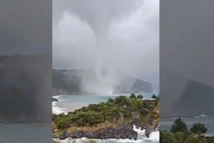 VODENI TORNADO NA EVIJI Zastrašujuća scena snimljena na grčkom ostrvu za vrijeme oluje, jezive razmjere katastrofe (VIDEO, FOTO)