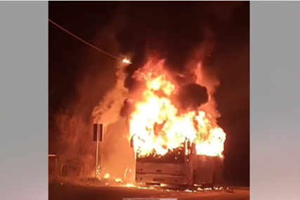 Nesreća u Tuzli: Autobus u potpunosti izgorio (VIDEO)