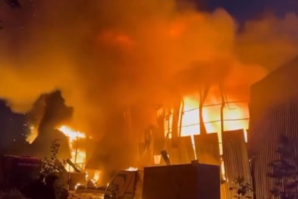 VATRENA STIHIJA Izbio požar u industrijskom skladištu, u ruševinama nađene 2 osobe (VIDEO)