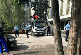 Intervenisala pauk služba: Odvezli Vukanovićev automobil kojim je blokirao ulaz u NSRS
