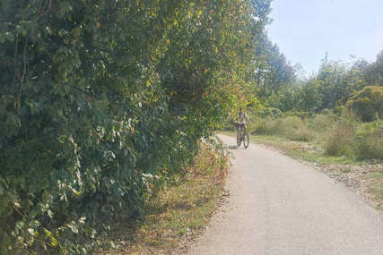 Ovako izgleda povratak iz škole đaka iz Priječana: Pješače mračnim putem, okolo šiblje i drveće (VIDEO, FOTO)