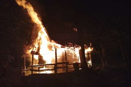 Policija traga za piromanom: Zapaljen bungalov u izletištu Zelenkovac (FOTO)