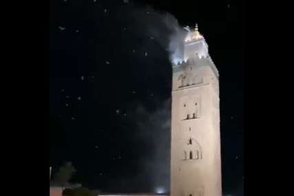 LJUDI PANIČNO BJEŽALI Snimljen trenutak kada se džamija stara 850 godina zaljuljala zbog jakog zemljotresa u Maroku(VIDEO)