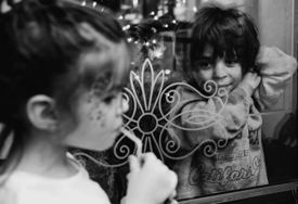 SUROVA STVARNOST Mala Zorica sa čežnjom u očima kroz staklo posmatrala rođendansku žurku, evo šta joj je sudbina odredila (FOTO)