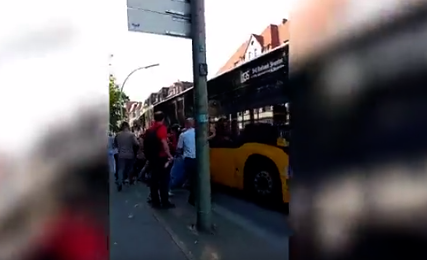 Ljudi podižu autobus da spasu čovjeka