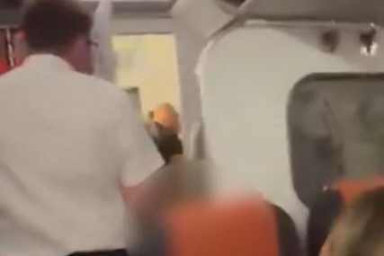 Vrele strasti u avionu: Pilot je otvorio vrata toaleta, a reakcija para je postala hit (VIDEO)