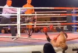 BRUTALNIJE NE MOŽE Nokaut poslije kog je nesrećni bokser bukvalno izletio iz ringa (VIDEO)