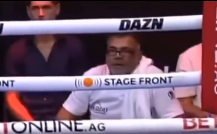 trener gleda boks meč