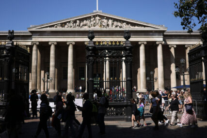 Ljudi prolaze ispred Britanskog muzeja