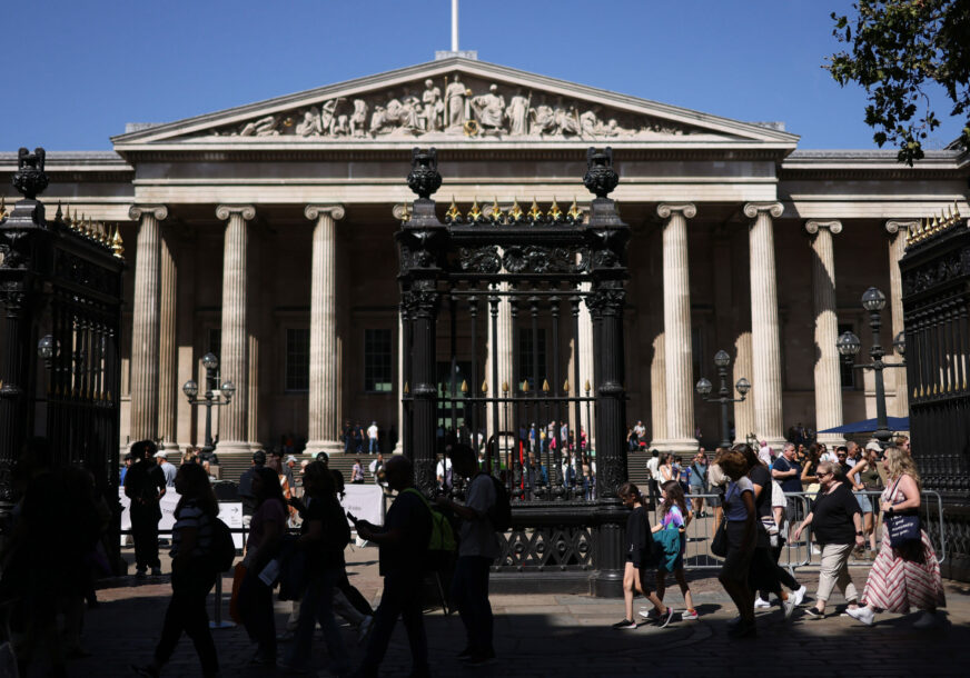 Ljudi prolaze ispred Britanskog muzeja