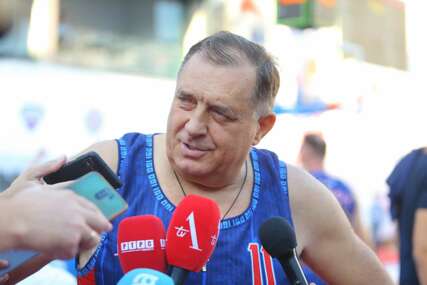 "Nisam pipnuo loptu četiri, pet godina" Dodik srećan što su košarkaške legende posjetile Srpsku (FOTO)