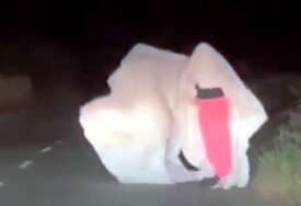 BIZARAN TREND UZIMA MAHA Maskiraju se u "duhove" i plaše ljude u automobilima (VIDEO)