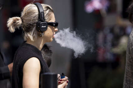 Djevojka puši na ulici