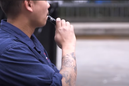 Muškarac puši elektronsku cigaretu