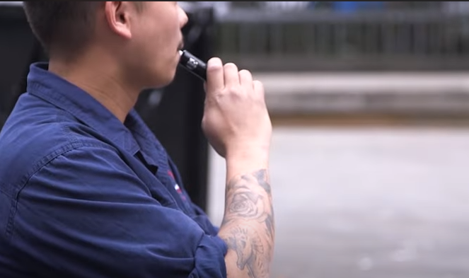 Muškarac puši elektronsku cigaretu