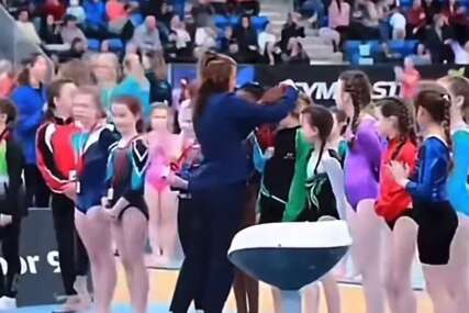 RASIZAM NA DJELU Sudija preskočila djevojčicu na dodjeli medalja (VIDEO, FOTO)