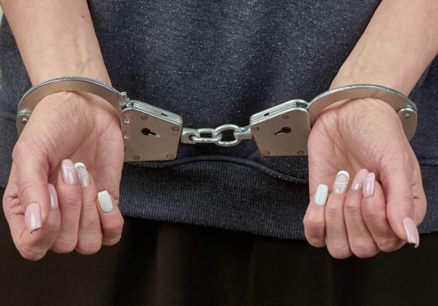 Dječak (15) uhapšen zbog krađe: Iz mjenjačnice otuđio novac, kod njega pronađena i droga