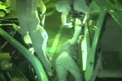 Izvučeni iz auta tokom vožnje i oboreni na zemlju: Filmsko hapšenje mladića koji su ZOLJOM GAĐALI KUĆU (VIDEO)