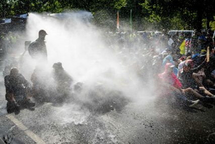 BLOKIRALI AUTO-PUT Policija vodenim topom rastjerala demonstrante
