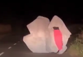 Izazivaju sudbinu usred noći: Opasna i bizarna igra tinejdžera zaprepastila vozače (VIDEO)