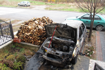 Zapaljeno vozilo beogradskih tablica u Sjevernoj Mitrovici