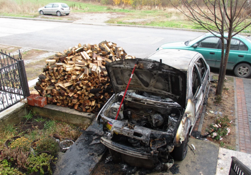 Zapaljeno vozilo beogradskih tablica u Sjevernoj Mitrovici