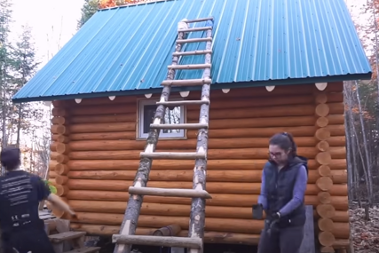 Do njih se može doći samo pješke: Par sagradio kolibu usred šume koristeći ručne alate (VIDEO)