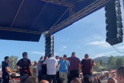 Milorad Dodik pjeva na kotlićijadi