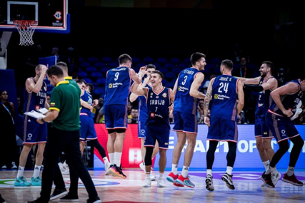 Emotivno, za divljenje i ponos: Potez srpskih košarkaša i navijača u čast Boriše o kojem bruji planeta (VIDEO)