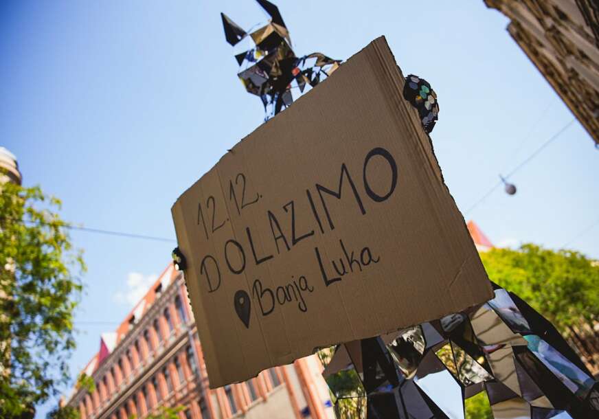 "Misteriozni robot na štulama šetao gradovima Balkana - Šta će se desiti 12.12?" (FOTO)