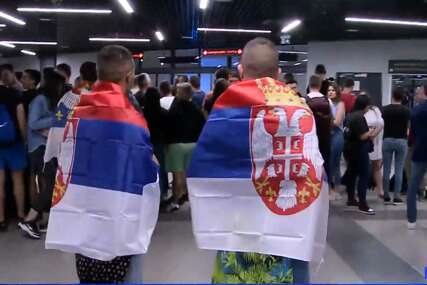 Navijači Srbije čekaju košarkaše na aerodromu