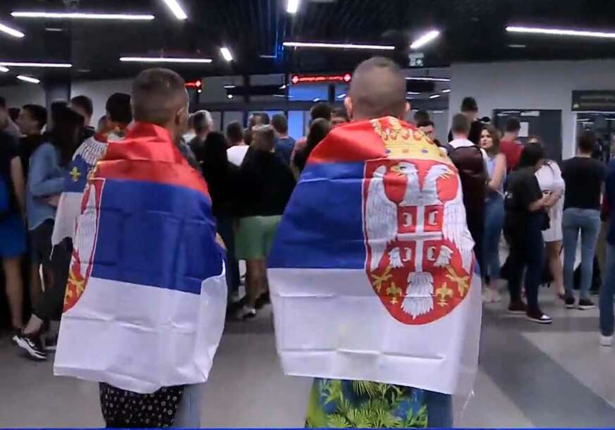Navijači Srbije čekaju košarkaše na aerodromu