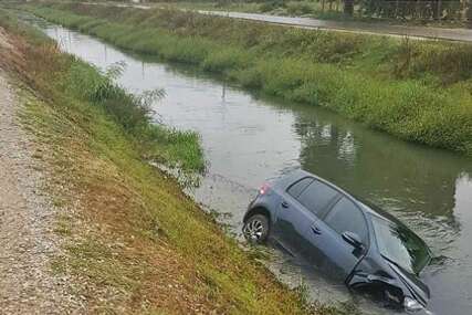 Nesreća u Bijeljini: "Golf" nakon udesa završio u kanalu punom vode (FOTO)