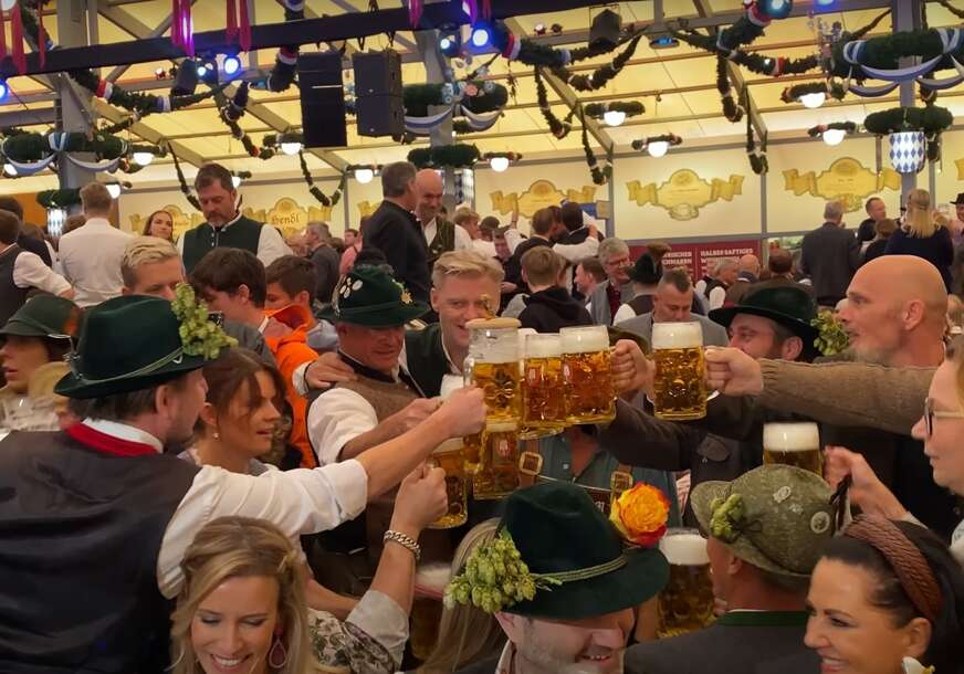 SUPERŽENE U AKCIJI Konobarice na Oktoberfestu postale hit zbog količine piva koje mogu odjednom da ponesu (VIDEO)