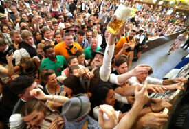 U Minhenu se okupili milioni ljudi: Iako je krigla piva koštala 14,9 evra, Oktoberfest oborio rekord po posjeti