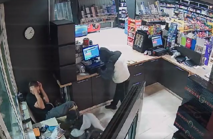 Filmska pljačka u pumpe Mostaru: Pogledajte kako su maskirani razbojnici otuđili novac iz objekta (VIDEO)